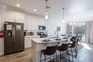 Η κουζίνα ή μικρή κουζίνα στο 395 Zion Village X-BOX ONE, LOTS OF GAMES, BUILT-IN BUNK BEDS, POOL VIEWS, AND MORE!