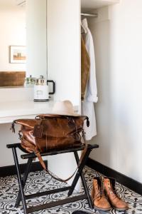 una mesa con una bolsa en un puesto junto a los zapatos en Cuyama Buckhorn, en New Cuyama