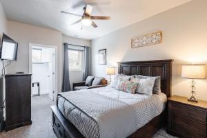 Кровать или кровати в номере Zion Village Resort 415 Private Hot Tub, Ping Pong Table, and Community Pool access +73 фотографии