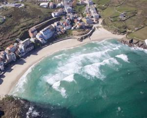 an aerial view of a beach with the ocean at Apartamento Area Maior in Malpica