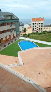 an overhead view of a swimming pool on top of a building at Apartamento Area Maior in Malpica