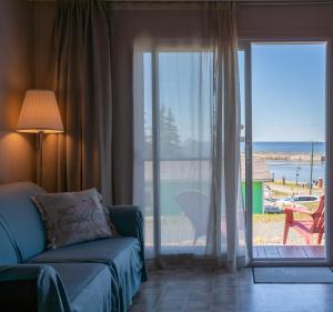 salon z kanapą i widokiem na ocean w obiekcie Navigateur Ste-Luce w mieście Sainte-Luce