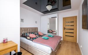 Posteľ alebo postele v izbe v ubytovaní Waryńskiego Jacuzzi FamilyRoom