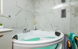 Kúpeľňa v ubytovaní Waryńskiego Jacuzzi FamilyRoom
