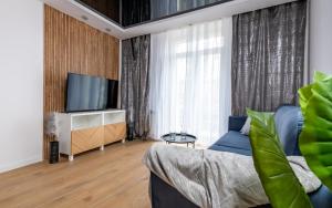Televízia a/alebo spoločenská miestnosť v ubytovaní Waryńskiego Jacuzzi FamilyRoom