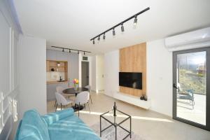 - un salon avec un canapé bleu et une table dans l'établissement Solaris Lux Apartments, à Kotor
