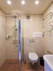 ein Bad mit einer Dusche, einem WC und einem Waschbecken in der Unterkunft Green bed by the pine forest in Anykščiai