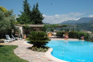 uma piscina num quintal ao lado de uma casa em Gite Mireille em Carros
