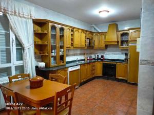 Kuchyňa alebo kuchynka v ubytovaní CASA PUERTA DEL BOROSA