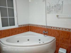 a white bath tub in a small bathroom at CASA PUERTA DEL BOROSA in Coto Ríos