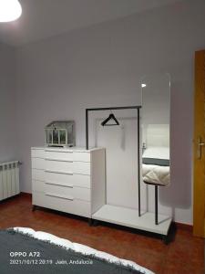 um quarto com uma cómoda branca com um espelho em CASA PUERTA DEL BOROSA em Coto Ríos