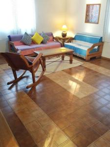 sala de estar con sofá y mesa de centro en Lush Garden House near beaches with private pool. en Puerto Escondido