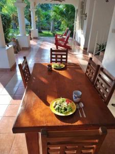 Χώρος καθιστικού στο Lush Garden House near beaches with private pool.