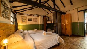 een slaapkamer met een bed met twee handdoeken erop bij Hotel Aceitunos in Villa de Leyva