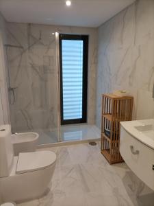 La salle de bains est pourvue d'un lavabo et d'une douche. dans l'établissement AVEIRO WONDER STAY, à Aveiro