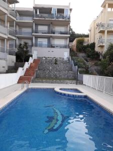 ein Schwimmbad vor einem Gebäude in der Unterkunft BONITAS VISTAS in Peñíscola