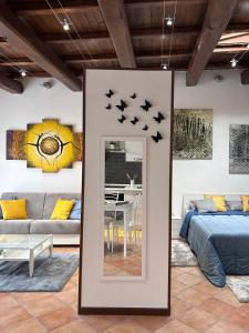 uma sala de estar com uma cama e um espelho em Noralù House em Grottaferrata