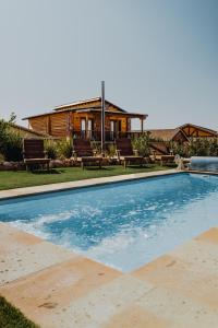 - une piscine en face d'une maison dans l'établissement Finca el Mirador, à Valle de Guadalupe