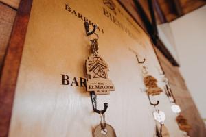 Un cartel de bar en una pared con un llavero en Finca el Mirador, en Valle de Guadalupe