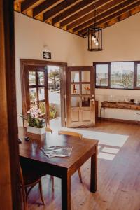 uma sala de estar com uma mesa de madeira e um banco em Finca el Mirador em Valle de Guadalupe