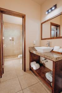 uma casa de banho com um lavatório e um chuveiro em Finca el Mirador em Valle de Guadalupe