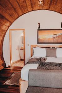 1 dormitorio con 2 camas y espejo en Finca el Mirador, en Valle de Guadalupe