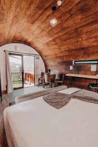 1 dormitorio con cama y techo de madera en Finca el Mirador, en Valle de Guadalupe