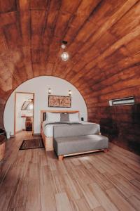 - une chambre avec deux lits et un plafond en bois dans l'établissement Finca el Mirador, à Valle de Guadalupe