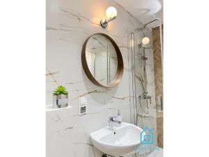 Kúpeľňa v ubytovaní Bałtyk Apartment- Tranquil Retreat, 15 Minutes to the Sea & Gdańsk City Center