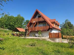 una casa con techo de madera y patio en Wspaniały Zakątek, en Sędziszowa