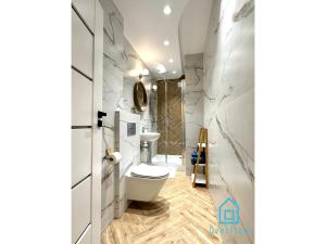 Kúpeľňa v ubytovaní Bałtyk Apartment- Tranquil Retreat, 15 Minutes to the Sea & Gdańsk City Center