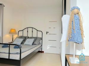Säng eller sängar i ett rum på Bałtyk Apartment