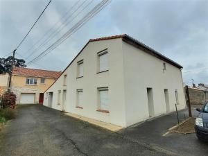 a white building with windows on a street at Le 4midable - Chaleureux 2 pièces in Bouguenais