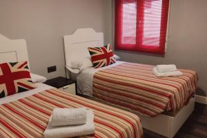 a small room with two beds and a window at Alojamiento Marmar in Úbeda