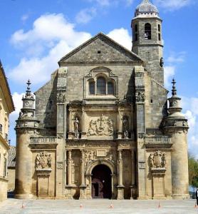 a large building with a clock tower on top of it at Alojamiento Marmar in Úbeda