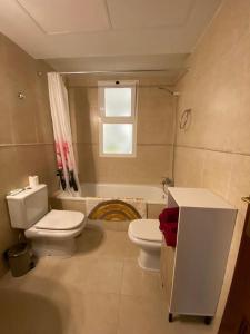 Et badeværelse på Estepona Centro ¡Excelente ubicación!