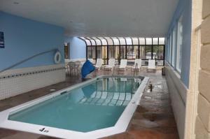 Swimming pool sa o malapit sa Beachside Inn