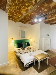 sypialnia z dużym łóżkiem i drewnianym sufitem w obiekcie ElenaHost City Park Center 5 w Madrycie