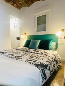 um quarto com uma cama grande e uma cabeceira verde em ElenaHost City Park Center 5 em Madri
