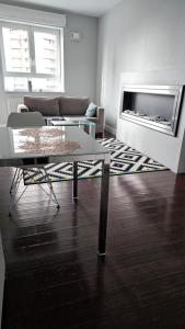 sala de estar con mesa de centro y chimenea en Apartament Katowice Park Śląski, en Katowice