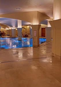 un gran salón con piscina en un edificio en Buona Vitta Resort & Spa, en Gramado