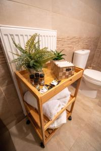 un bagno con tavolo e piante di Kate's Luxury Apartment with Private Parking a Volos