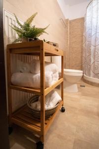 bagno con termoarredo, asciugamani e servizi igienici. di Kate's Luxury Apartment with Private Parking a Volos