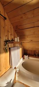 bañera en una habitación de madera con toalla en Ocean Views & Sunset Beach Cabin with soaker tub & fire pit, en Powell River