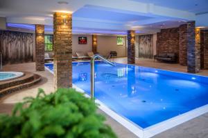 una piscina en medio de una habitación de hotel en ForRest Hotel & Restaurant, en Zielona Góra
