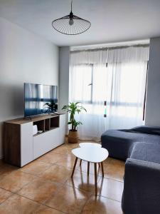 a living room with a bed and a coffee table at Acogedor apartamento Besos de Elah in San Bartolomé