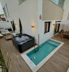 TERRAZAS DEL MAR with POOL في توريمولينوس: غرفة مع حمام سباحة كبير في وسط المبنى