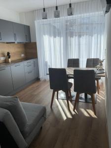 Il comprend un salon avec une table et des chaises ainsi qu'une cuisine. dans l'établissement Alpenresidenz M Vermietungs KG, à See