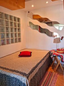 1 dormitorio con cama grande y almohada roja en Paraíso!, en Matalascañas