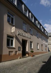 un edificio con una señal que dice restricción en él en Pension Křivá, en Olomouc